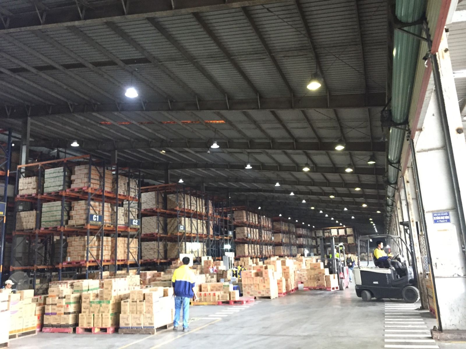 Hệ thống chiếu sáng nhà máy Linfox Logistics thuộc kho hàng Univer tại Bắc Ninh. Sử dụng đèn led nhà xưởng 150W